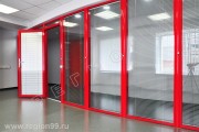 перегородка с красным профилем RAL 3020