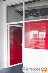 дизайнерского решение для офиса из стекла с красными жалюзи