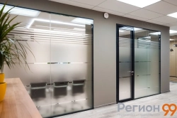 конструкция из стекла перегородки с шумоизоляцией