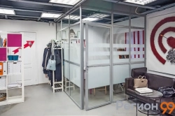 конструкция из стекла угловая перегородка с дверью