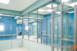 конструкция со стеклом перегородки в двойном профиле