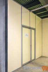двойная перегородка с распашной дверью