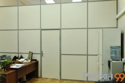 конструкция из ЛДСП глухая перегородка с дверью