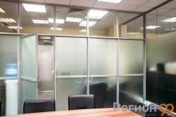 перегородка в сером профиле 9006