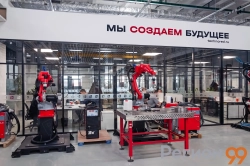 стекло с декоративной пленкой и логотипом двойная перегородка из стекла в профиле 82 мм