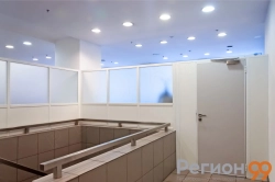 глухая дверь в перегородке с доводчиком