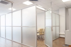 конструкция из стекла для переговорной