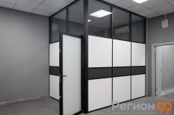 распашная каркасная дверь из матового стекла
