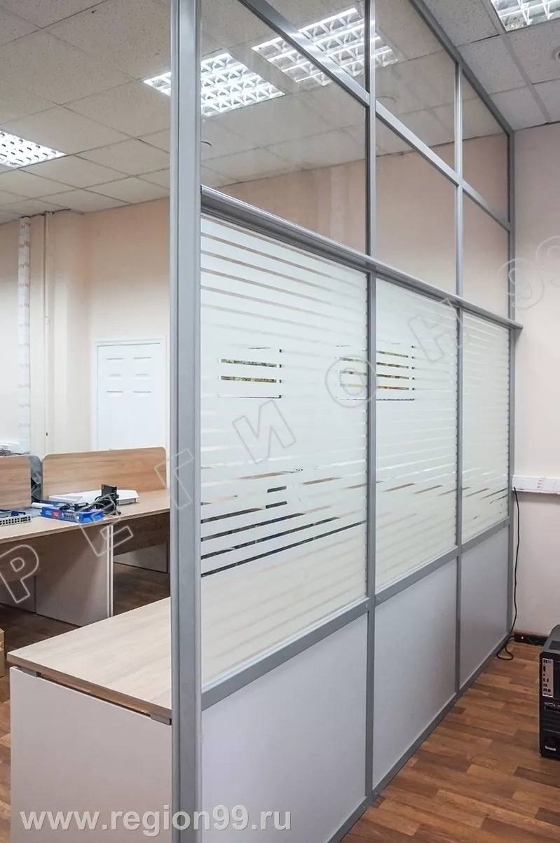 перегородка в офисе компании RAL 9006 серый стекло тонированное