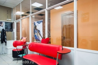 белая перегородка в салоне перегородка из ЛДСП и стекла