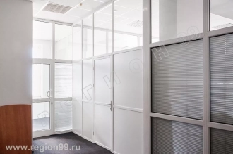 глухая белая перегородка с дверью перегородка из белого ЛДСП