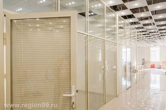 перегородка в бежевом профиле ral 1015 перегородка с жалюзи бежевая