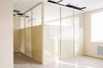 стекло с межрамными жалюзи перегородка углом из стекла с жалюзи