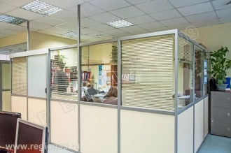 перегородка из ЛДСП и стекла с жалюзи угловая комбинированная перегородка