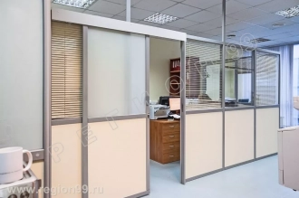 стекло с матовой пленкой на откатной двери комбинированная перегородка из ЛДСП и стекла