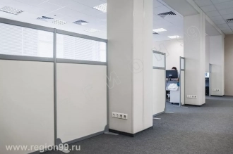 перегородка из прозрачного поликарбонта и ЛДСП белого цвета прегородка переносная на опорах