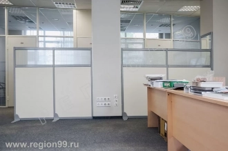 перегородка из поликарбоната и ЛДСП мобильная перегородка на опорах