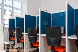 перегородка с синей тканью