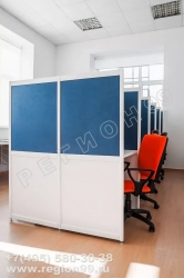 перегородка из синей ткани